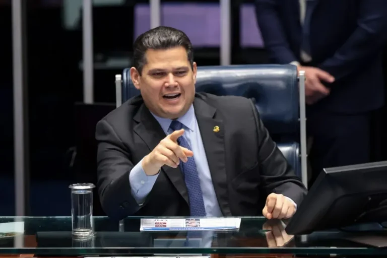Alcolumbre defende Moraes e critica Flávio Bolsonaro