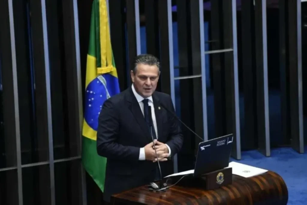 Senado aprova novo teto do MEI de até R$ 140 mil 9 O Senado Federal aprovou por unanimidade o projeto que amplia o limite de faturamento do Microempreendedor Individual (MEI). A proposta prevê que o teto passe para R$ 110 mil em 2027 e alcance R$ 140 mil em 2028. O texto também prevê o perdão de determinadas dívidas com a União, permite a contratação de até dois funcionários e amplia as oportunidades para pequenos negócios participarem de licitações públicas. Agora, a proposta segue para sanção presidencial. As mudanças ainda dependem da confirmação oficial para entrar em vigor. 📲 Para mais informações, acesse: www.sucessonoticias.com