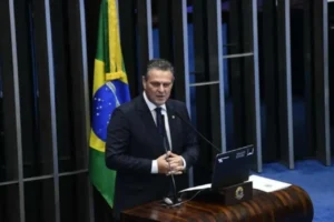 O Senado Federal aprovou por unanimidade o projeto que amplia o limite de faturamento do Microempreendedor Individual (MEI). A proposta prevê que o teto passe para R$ 110 mil em 2027 e alcance R$ 140 mil em 2028. O texto também prevê o perdão de determinadas dívidas com a União, permite a contratação de até dois funcionários e amplia as oportunidades para pequenos negócios participarem de licitações públicas. Agora, a proposta segue para sanção presidencial. As mudanças ainda dependem da confirmação oficial para entrar em vigor. 📲 Para mais informações, acesse: www.sucessonoticias.com