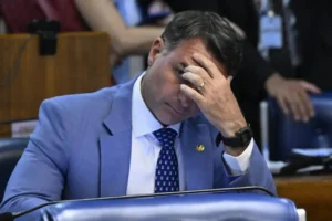 PF cancela passaportes de Flávio Bolsonaro
