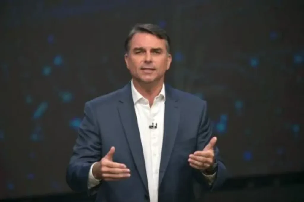 PF apreende passaportes de Flávio Bolsonaro, que promete contestar chapa de Lula 3 PF apreende passaportes de Flávio Bolsonaro, que promete contestar chapa de Lula
