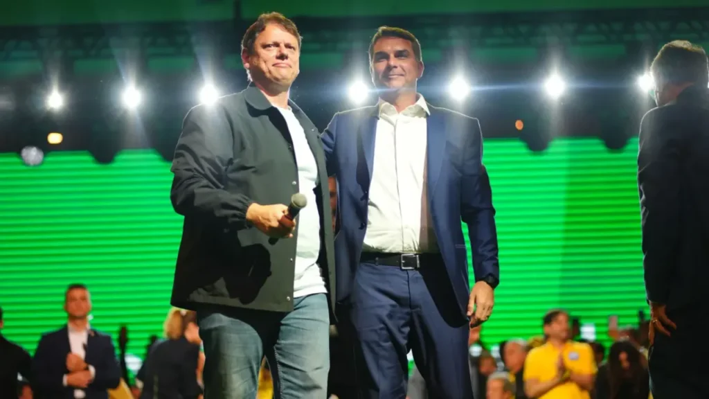 Tarcísio intensifica apoio a Flávio Bolsonaro e reduz foco no governo de SP 7 Tarcísio intensifica apoio a Flávio Bolsonaro e reduz foco no governo de SP