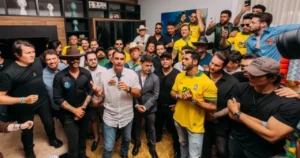 Flávio Bolsonaro se encontra com Gusttavo Lima e artistas sertanejos em Goiás