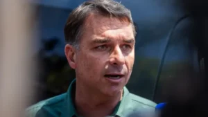 Flávio Bolsonaro impõe condições para abrir seus sigilos
