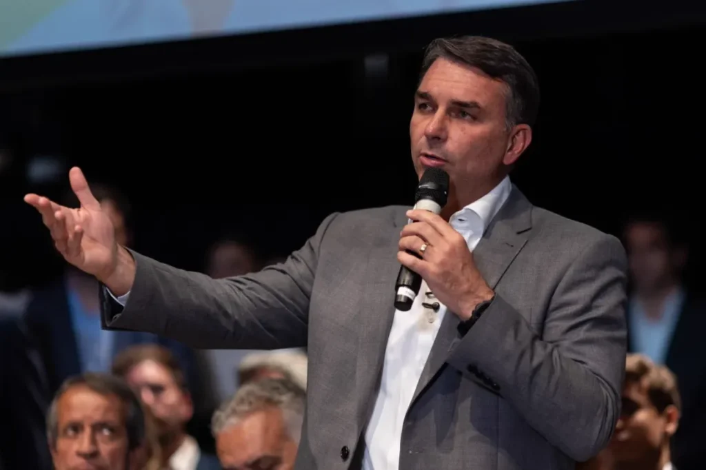 Flávio Bolsonaro anuncia voto favorável ao fim da escala 6x1 8 Flávio Bolsonaro anuncia voto favorável ao fim da escala 6x1