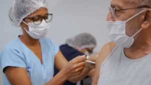 Vacina contra pneumonia chega a Goiás para idosos