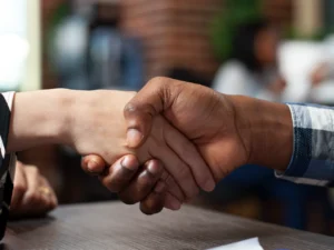 Desemprego cai para 5,2% e bate recorde no Brasil