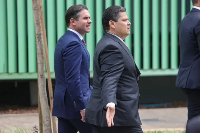 Centrão muda estratégia e disputa pelo comando do Congresso
