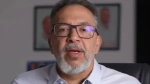 Prisão de aliado aumenta pressão sobre Flávio Bolsonaro