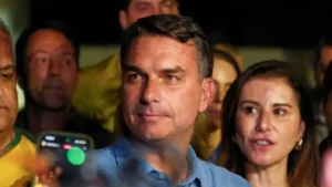 Flávio fala em mudar a Constituição