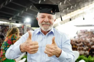 Lula promete Pé-de-Meia para universitários