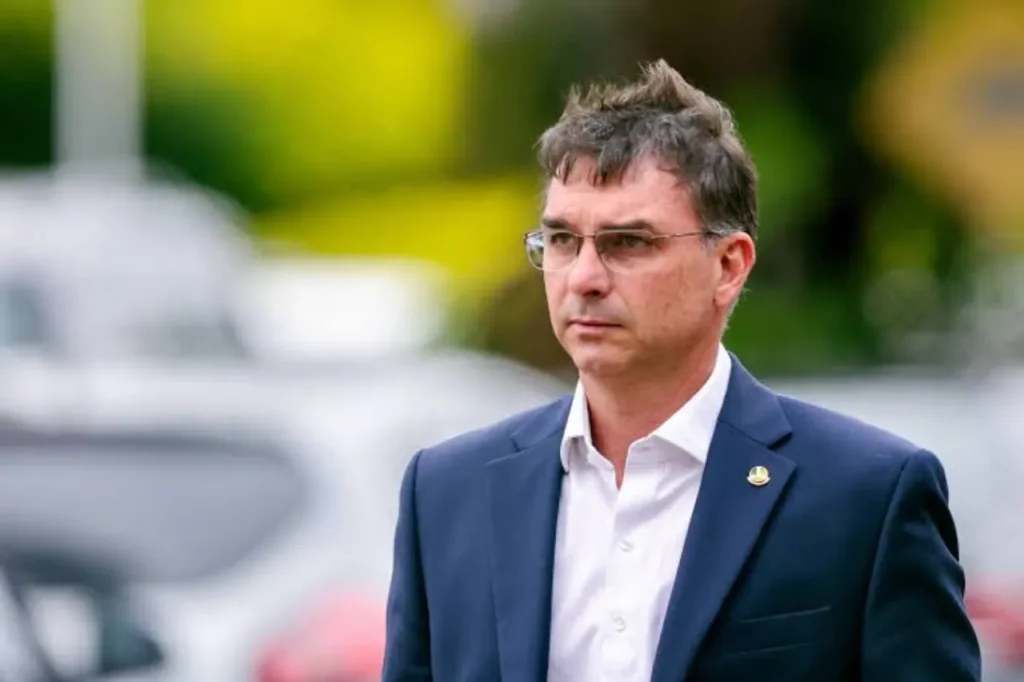 Flávio Bolsonaro recebe autorização para permanecer nos Estados Unidos por até um ano 5 Flávio Bolsonaro recebe autorização para permanecer nos Estados Unidos por até um ano