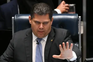 Alcolumbre retira PEC da Segurança da pauta e discute com oposição