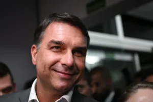 Flávio Bolsonaro anuncia o programa "Vira Pix"