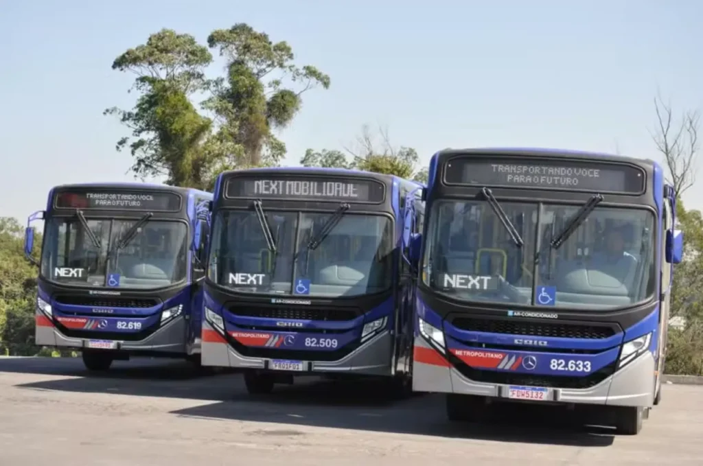 Governo prevê custo de R$ 10 bilhões com tarifa zero 20 O governo federal estima que a gratuidade no transporte público aos sábados, domingos e feriados terá impacto fiscal de aproximadamente R$ 10 bilhões. A proposta do presidente Lula pretende ampliar o acesso ao transporte coletivo e reduzir os gastos das famílias. Porém, a Associação Nacional das Empresas de Transportes Urbanos (NTU) calcula que o custo poderá chegar a R$ 20 bilhões por ano. 💰 O financiamento é um dos principais desafios da iniciativa, que depende de uma proposta de emenda à Constituição e da análise do Congresso Nacional. 📲 Para mais informações, acesse: www.sucessonoticias.com