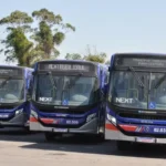 Governo prevê custo de R$ 10 bilhões com tarifa zero 19 O governo federal estima que a gratuidade no transporte público aos sábados, domingos e feriados terá impacto fiscal de aproximadamente R$ 10 bilhões. A proposta do presidente Lula pretende ampliar o acesso ao transporte coletivo e reduzir os gastos das famílias. Porém, a Associação Nacional das Empresas de Transportes Urbanos (NTU) calcula que o custo poderá chegar a R$ 20 bilhões por ano. 💰 O financiamento é um dos principais desafios da iniciativa, que depende de uma proposta de emenda à Constituição e da análise do Congresso Nacional. 📲 Para mais informações, acesse: www.sucessonoticias.com